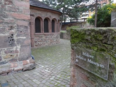 Skylt till mikvan (rituellt bad) och Judiska museet, inrymt i Raschi-huset.